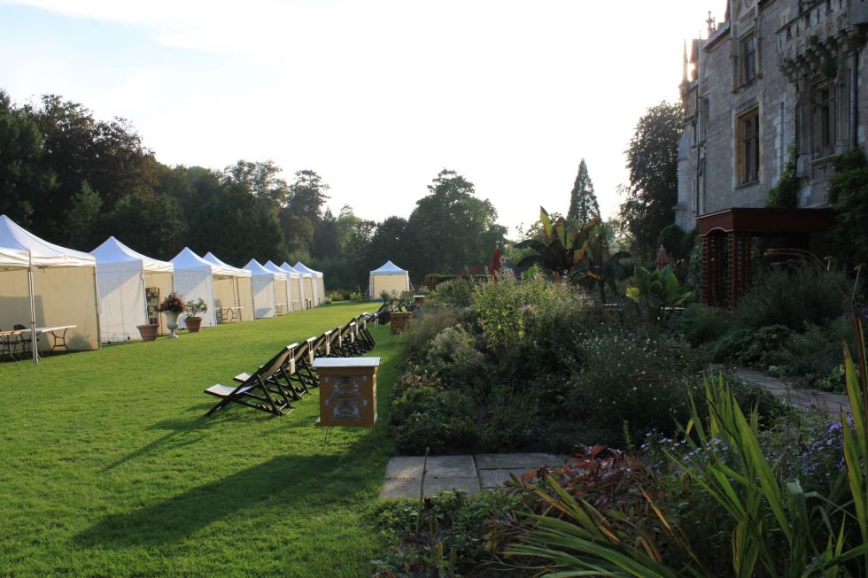 Tentes pliantes en location devant le chateau de cleres 76